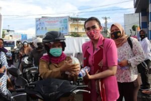 Polwan Bersama Bhayangkari Bagi Takjil di Labuhanbatu