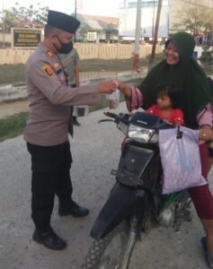 Polsek Kualuh Hilir Bagi Takjil ke Warga Pengguna Jalan