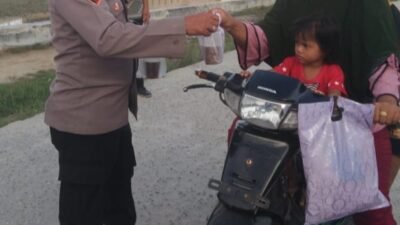 Polsek Kualuh Hilir Bagi Takjil ke Warga Pengguna Jalan