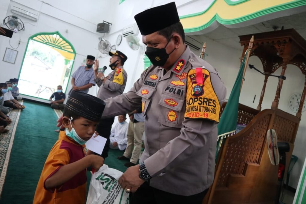 Kapolres Batubara Sampaikan Bansos Kapoldasu ke Dua’fa dan Anak Yatim