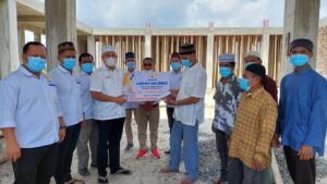 Kadin Batubara Bantu Mesjid Jami Fastabiqul Khairot