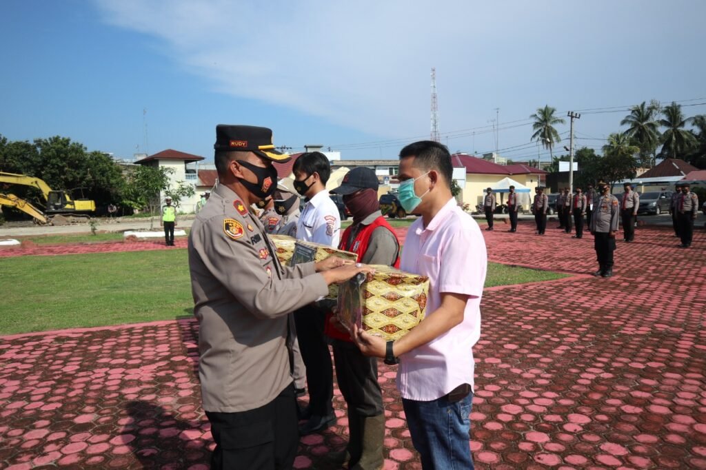 Kapolres Serahkan Paket Lebaran ke Personil, ASN dan PHL di Batubara