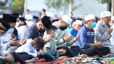 Bupati dan Wabup Labura Sholat Id di Marbau
