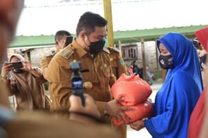 Korban Banjir Desa Adian Torop Labura Diberi Beras