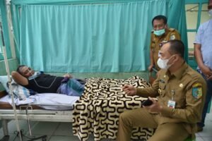 Bupati Batubara Besuk Ketua PAC PDIP Sei Balai di RS Kisaran