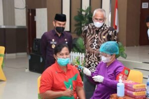 Wabup Tinjau Vaksin Massal Lansia dan Guru Labura