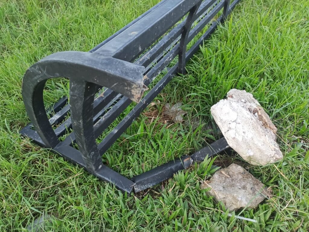 Kualitas Kurang Bagus, Bangku Santai Labuhan Ruku Sudah Rusak