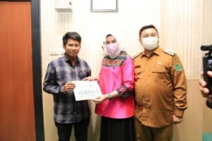 Pemenang Desain Batik Labura ‘Hebat’ Terima Hadiah