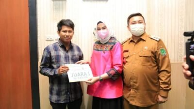 Pemenang Desain Batik Labura ‘Hebat’ Terima Hadiah