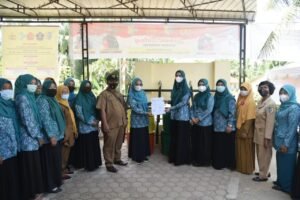 Ketua TP PKK Batubara Serahkan 12 Tong Sampah