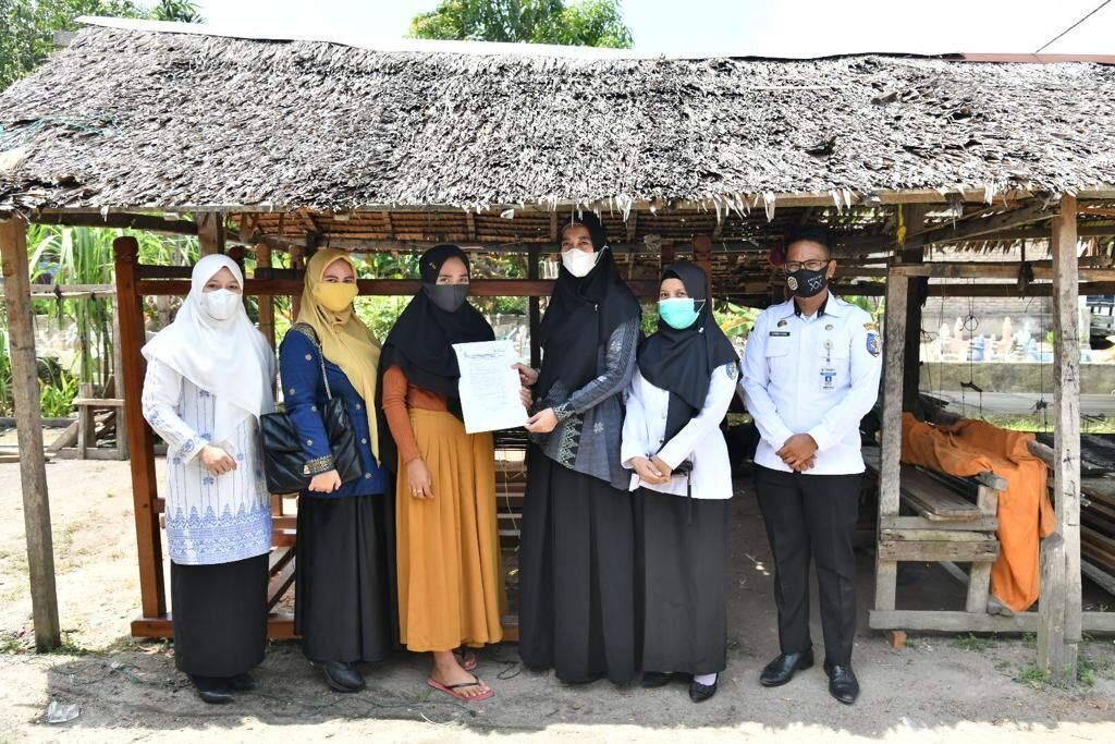 Ketua Dekranasda Beri Bantuan Perajin Tenun Batubara