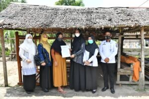 Ketua Dekranasda Beri Bantuan Perajin Tenun Batubara