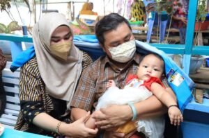 Kunker di Desa Kuala Bangka, Bupati Labura dan Istri Jadi Orang Tua Angkat