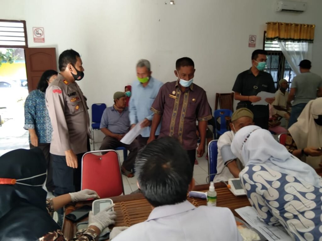 Camat Sei Suka Bersama Kapolsek Indra Pura Pantau Vaksinasi