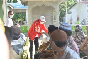 Bupati dan Ketua DPRD Gowes Berbagi Sembako