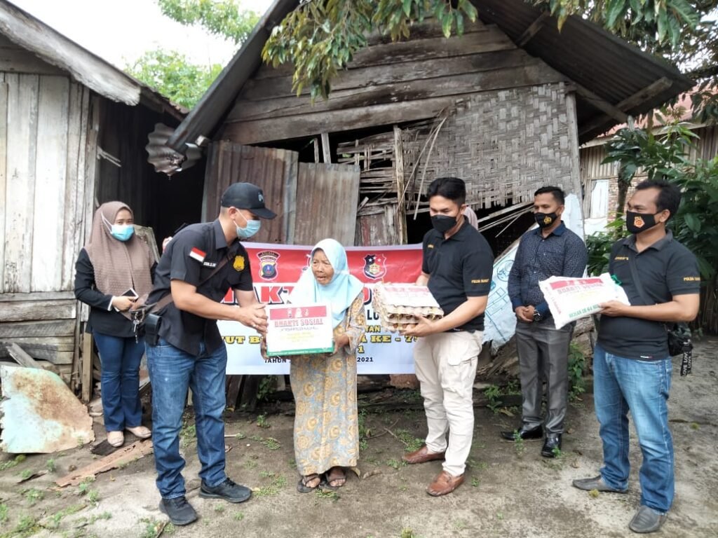 Unit Reskrim Polsek Kualuh Hulu Datangi Rumah Kurang Mampu