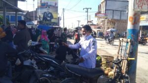 Puluhan Pedagang Lempar Sayur Ke Badan Jalan