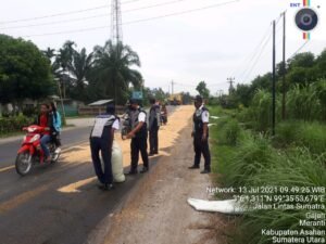 Dishub Batubara Siram Tumpahan CPO Pakai Ampas Padi
