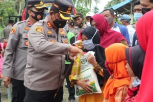 Kunjungi Desa Kapal Merah, Kapolres Bersama KSJ Batubara Beri Bansos