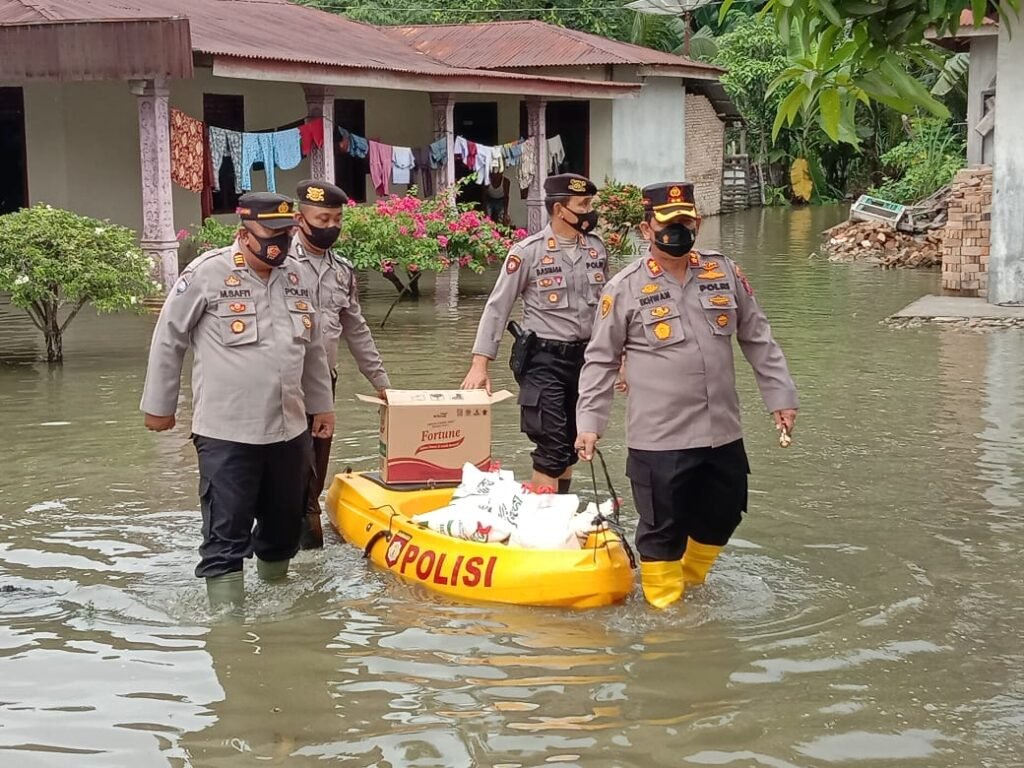 Kapolres Batubara Kunjungi Korban Banjir Desa Perjuangan