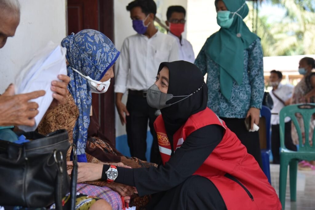 Ny Maya Indriasari Road Show Bagi Beras Dua Desa di Nibung Hangus