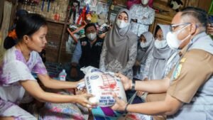 Ketua YKI Bersama Direktur RSUD Batubara Kunjungi Anak Lumpuh