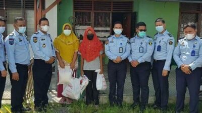 Lapas Kelas IIA Labuhan Ruku Bagikan 45 Paket Sembako ke Warga
