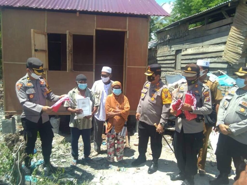 Usai Diperbaiki, Kapolres Batubara Serahkan Kunci Rumah Atan
