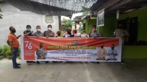 Reskrim Bagi Sembako dan Bendera di Air Putih Batubara