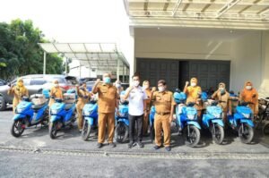 Wabup Labura Serahkan 8 Unit Sepeda Motor Petugas PLKB
