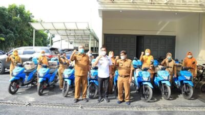 Wabup Labura Serahkan 8 Unit Sepeda Motor Petugas PLKB