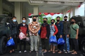 Warga Isoman, Bupati Labura Salurkan 43 Paket Minuman Sehat