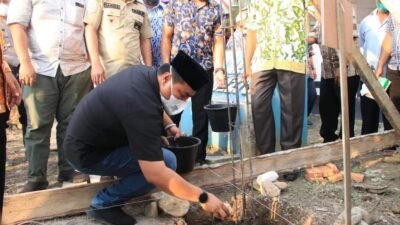 Bupati Bersama Wakil Letakan Batu Permata Musholla SDN Teluk Piai