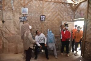 Pantau PPKM, Bupati Batubara Bantu Bedah Rumah dan Kursi Roda