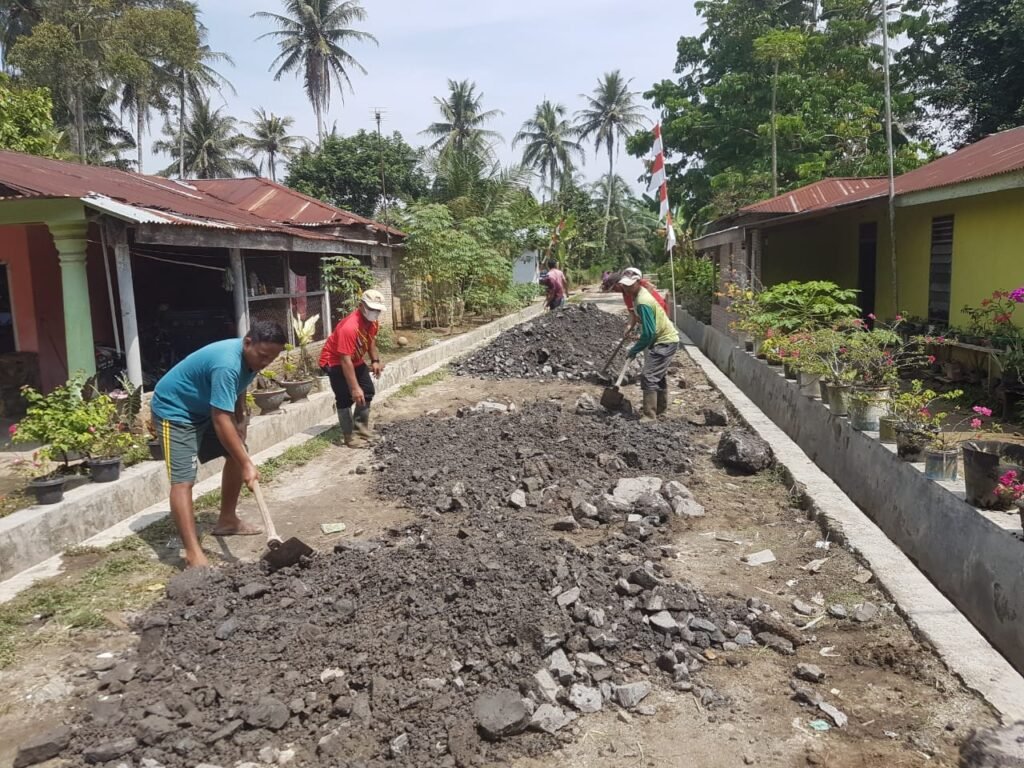 Perangkat Desa Tanjung Muda Perbaiki Jalan