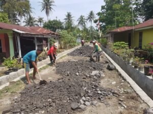 Perangkat Desa Tanjung Muda Perbaiki Jalan
