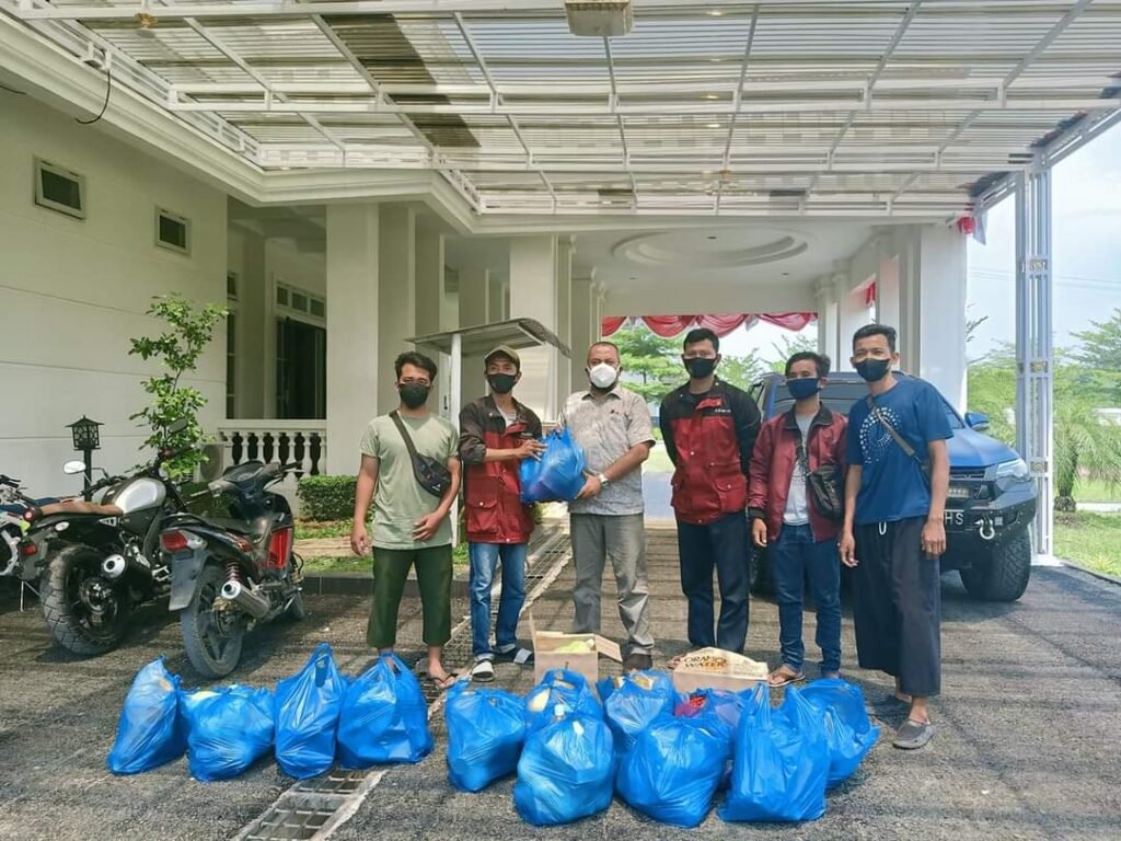 Warga Isoman Terima Extra Makanan dari Bupati Labura