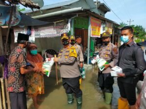 100 Paket Beras dan 100 Kotak Mie Instan Dibagikan Polres Batubara