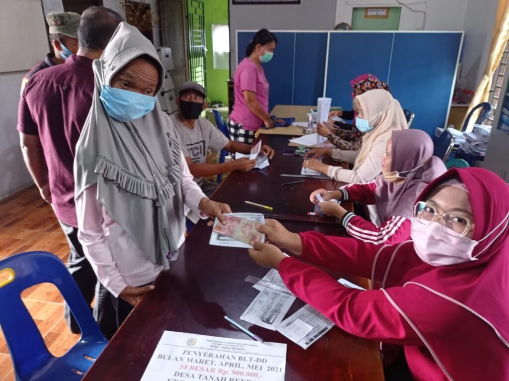 Desa Tanah Rendah Salurkan BLT DD