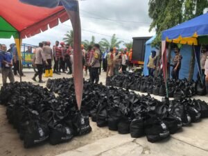 1000 Sembako dan 4000 Masker Kapoldsu Diserahkan Kapolres ke Korban Banjir Batubara