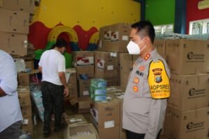Kapolres Terima Alkes Dari YIPB Untuk Labuhraya
