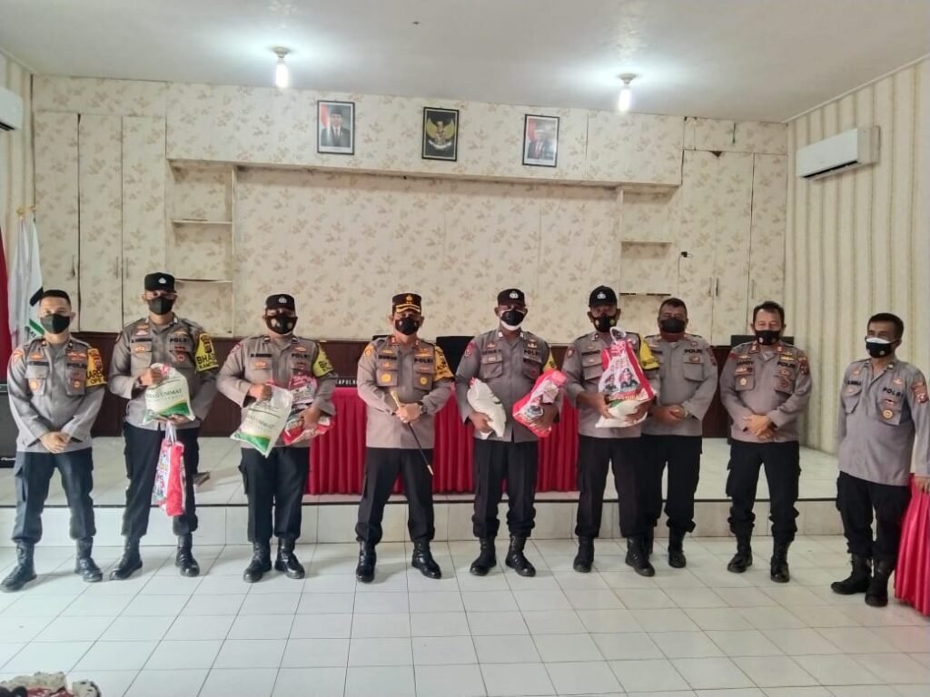 Kapolres Batubara Serahkan 40 Paket Sembako dan Tali Asih ke Bhabinkamtibmas