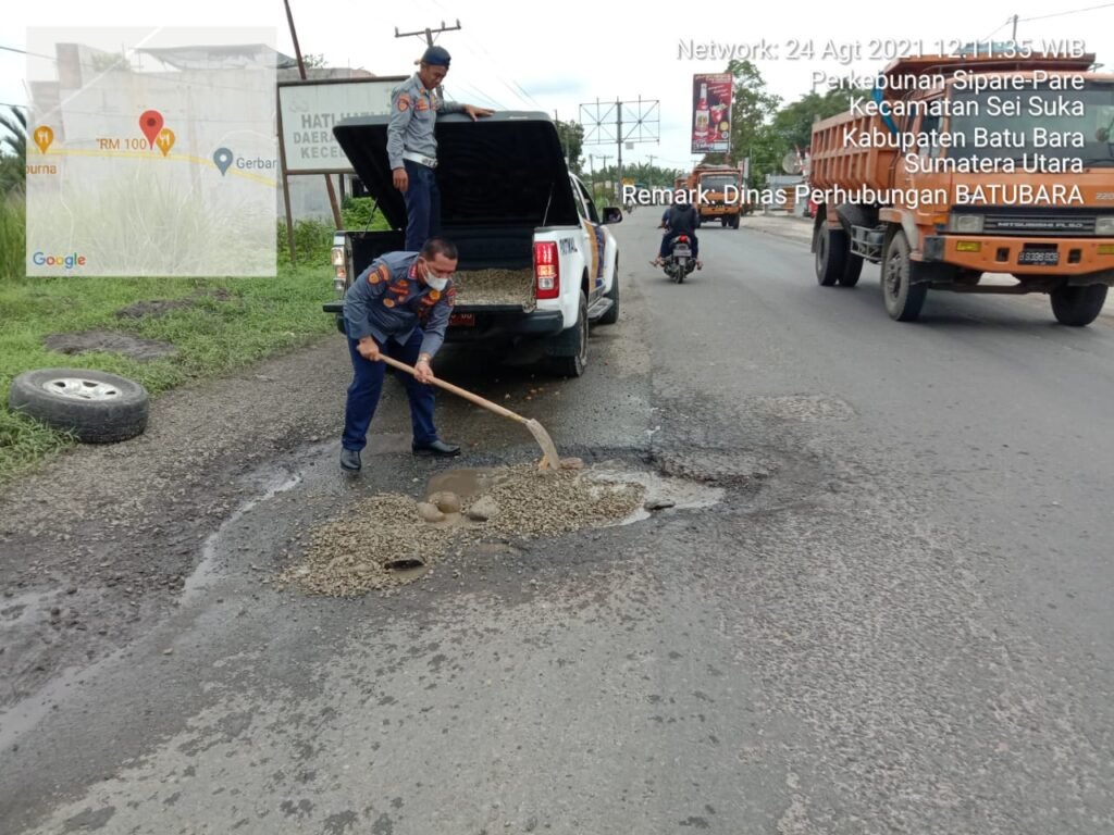 Dishub Batubara Tutup Lobang Jalan Lintas