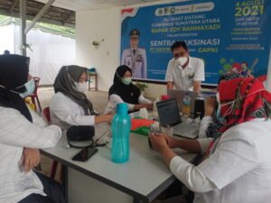 Karyawan dan Masyarakat Serbu Vaksinasi Socfindo Tanah Gambus