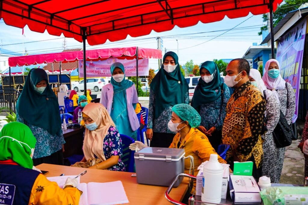 Ketua TP PKK Batubara Tinjau Vaksinasi Perdana Bumil di Puskesmas Lima Puluh