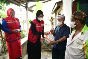 BK3S Batubara Beri Alat Bantu Pendengaran dan Beras di Desa Nenas Siam