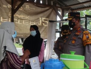 Aisyah Penjual Goreng Terima Santunan Dari Kapolres Batubara