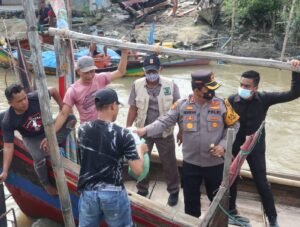 Kapolres Batubara Beri Bansos ke Nelayan Dahari Selebar