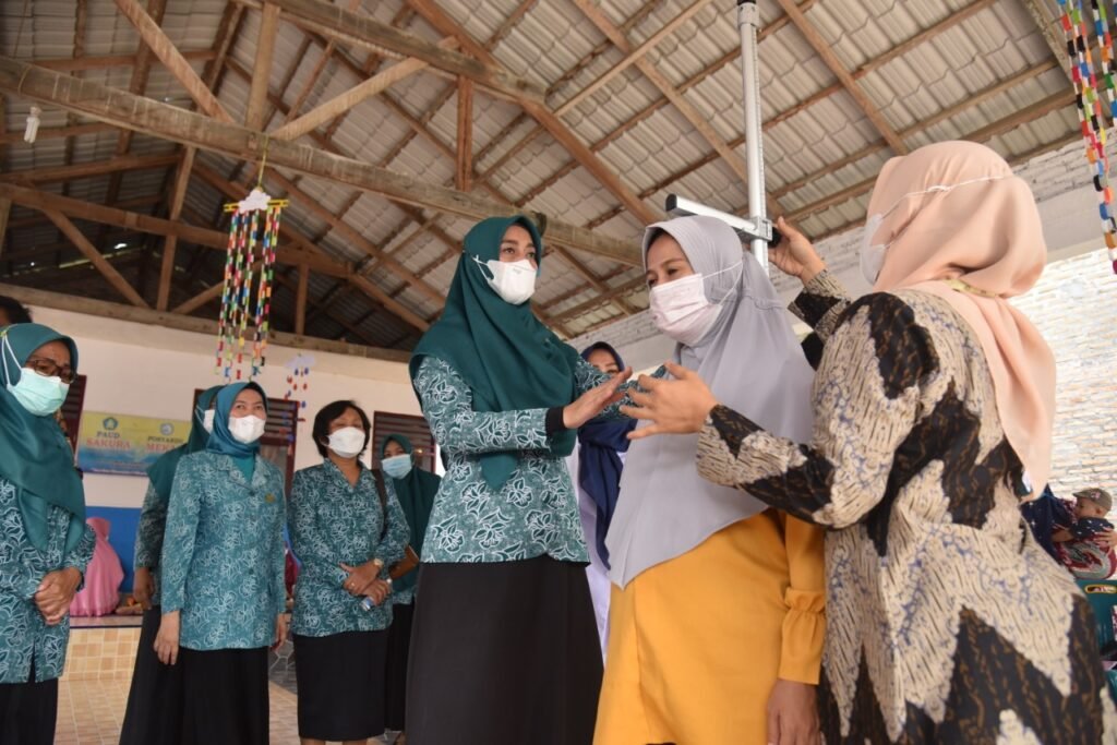 Ny Maya Indriasari Kunjungi Desa Percontohan Posyandu Batubara