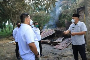 Bupati Labura Bersama Wakil Kunjungi Korban Kebakaran Desa Siamporik